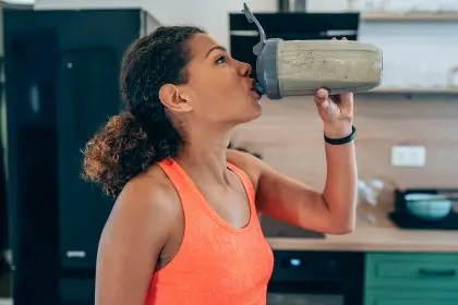 How to use amino acids and protein powder according to a nutritionist