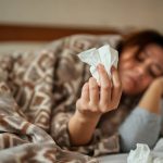 How do the symptoms of HMPV differ from the common cold?