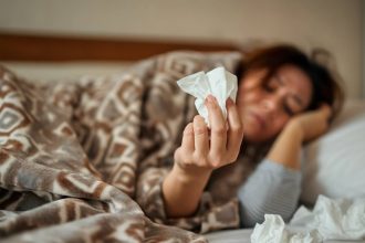 How do the symptoms of HMPV differ from the common cold?