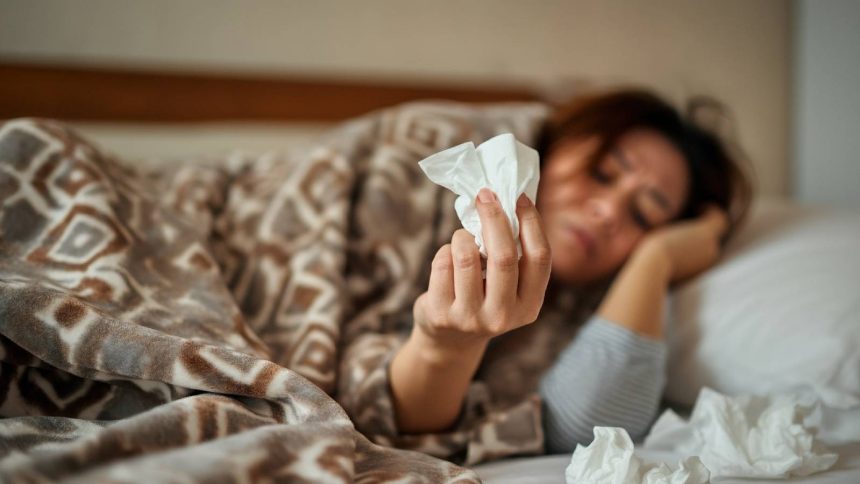 How do the symptoms of HMPV differ from the common cold?