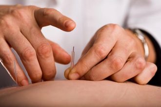 Acupuncture improves the effects of chronic low back pain in elderly people
